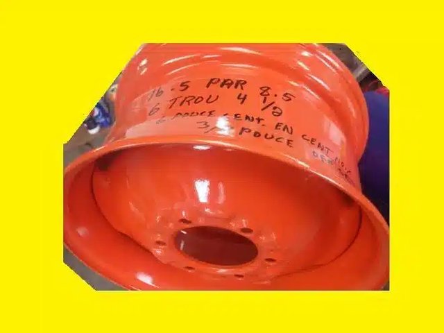 10-16.5 Pneus et roues