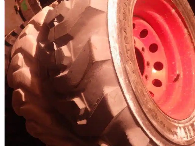 10-16.5 Pneus