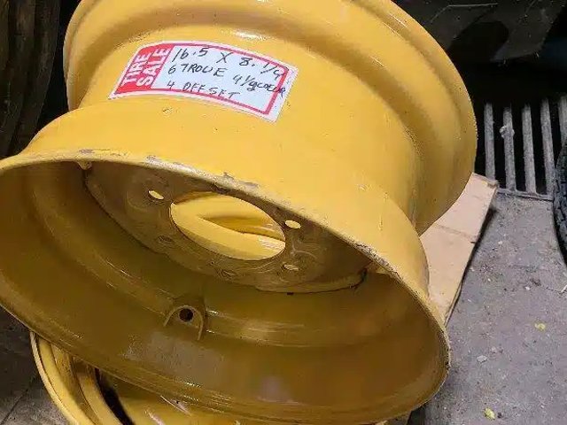 10-16.5 Pneus et roues