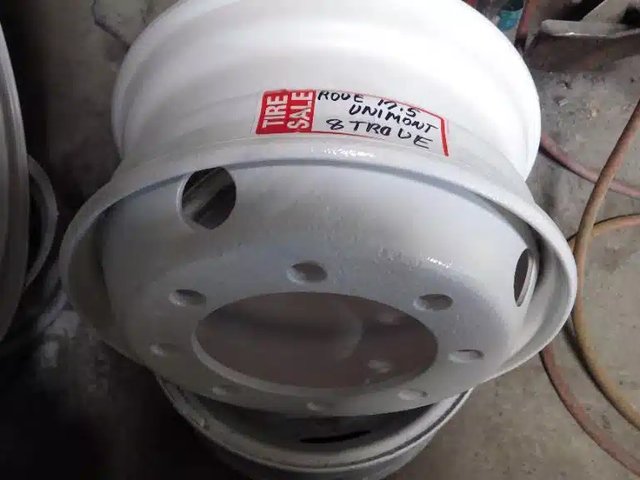 215-75R17.5 Pneus et roues