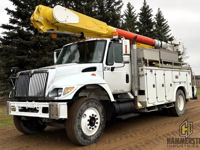 2002 International 7400 Bucket & Digger Derrick Truck w/ ALTEC AM650 Boom Crane Camion - Grue (Boom truck)
