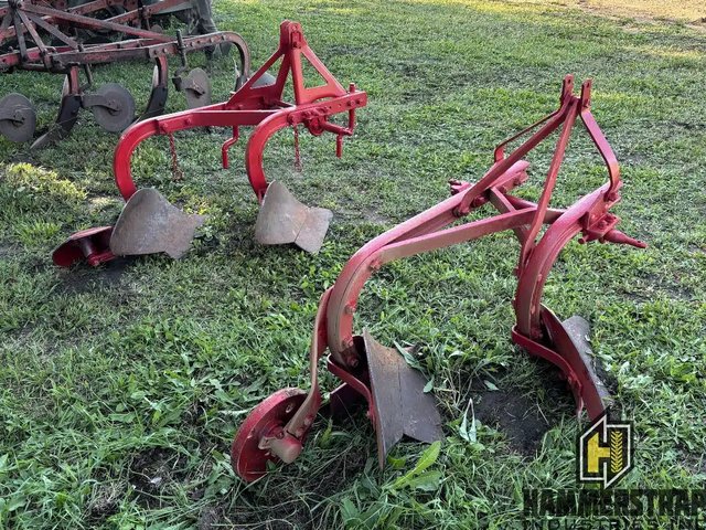 Massey Harris 2 Bottom 3 Point Plow Charrue