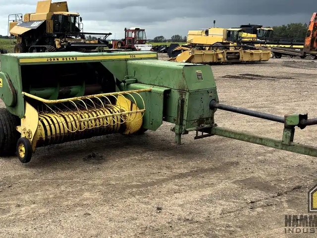 John Deere 336 presse à balle carrée - petite