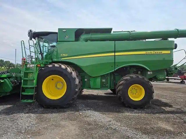 2022 John Deere S760 Batteuse
