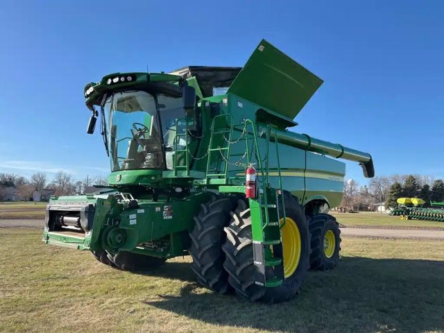 2022 John Deere S770 Batteuse