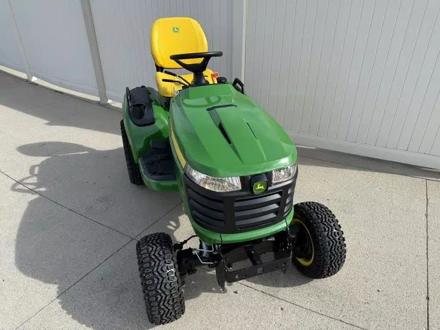 2026 John Deere X738 Tracteur à pelouse