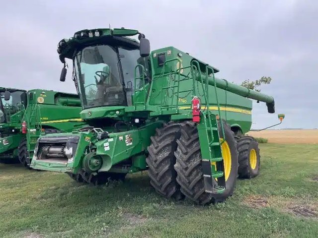 2023 John Deere S780 Batteuse