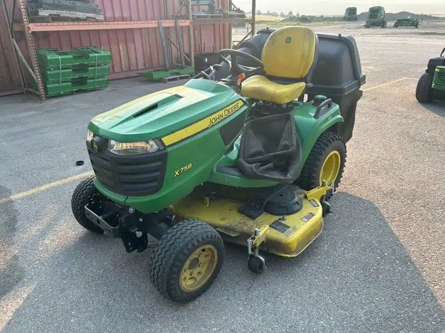 2021 John Deere X758 Tracteur à pelouse