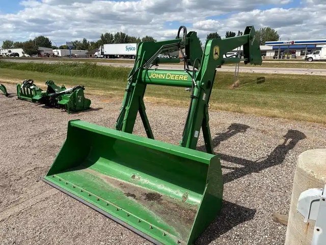 2006 John Deere 640 Tracteur avec chargeur