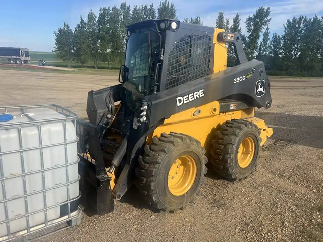 2021 John Deere 330G chargeuse à direction à glissement