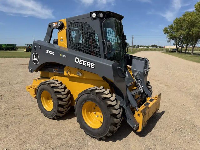 2022 John Deere 330G chargeuse à direction à glissement