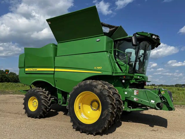2023 John Deere S780 Batteuse