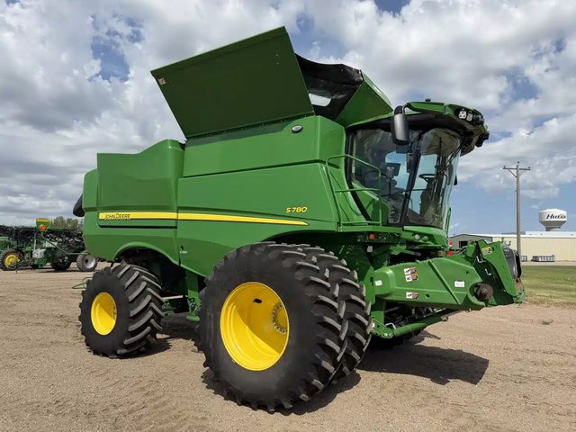 2024 John Deere S780 Batteuse