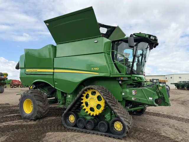 2023 John Deere S780 Batteuse