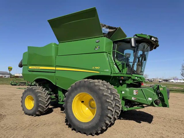 2022 John Deere S780 Batteuse