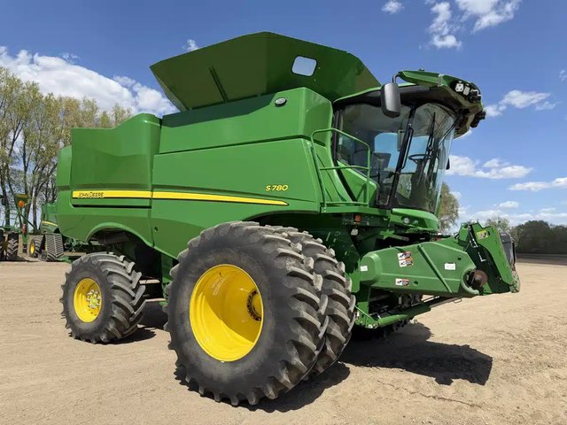 2022 John Deere S780 Batteuse