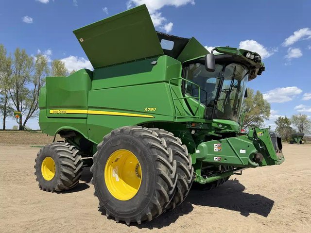 2022 John Deere S780 Batteuse