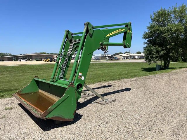 2007 John Deere 843 Tracteur avec chargeur