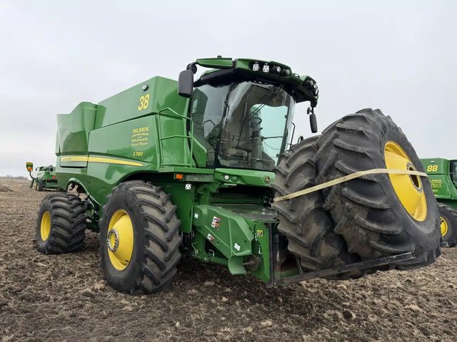 2023 John Deere S780 Batteuse