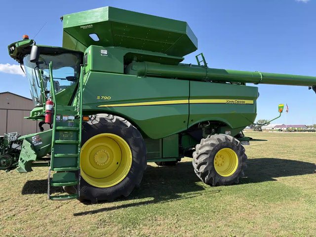 2019 John Deere S790 Batteuse