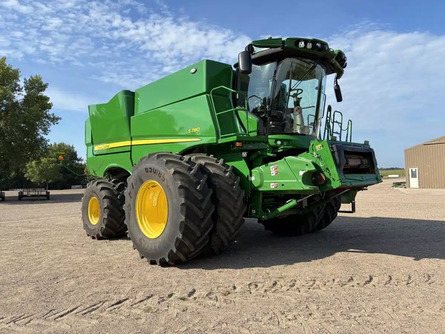 2023 John Deere S780 Batteuse