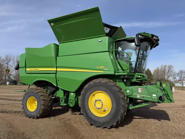 2023 John Deere S780 Batteuse