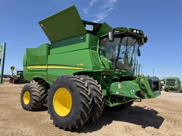 2023 John Deere S780 Batteuse