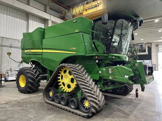 2024 John Deere S780 Batteuse