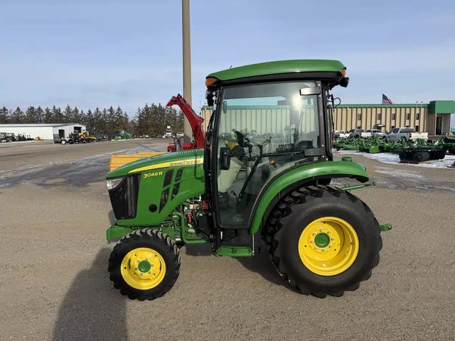 2022 John Deere 3046R Tracteur