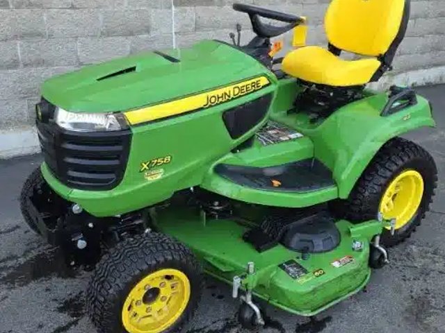 2023 John Deere X758 Tracteur à pelouse
