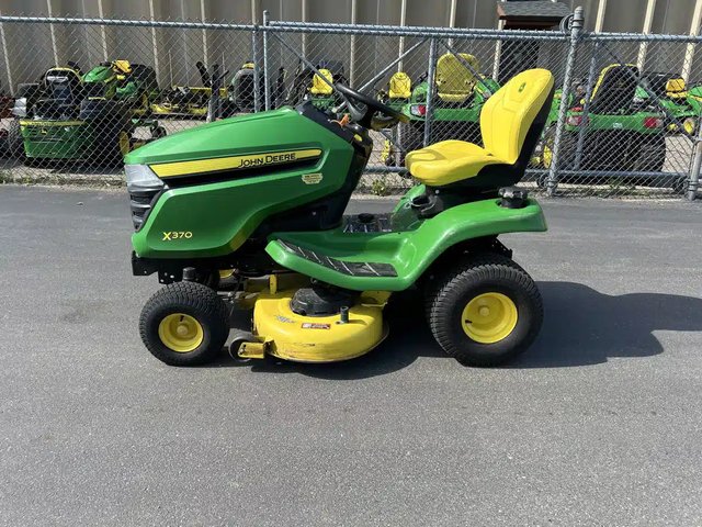2022 John Deere X370 Tracteur à pelouse