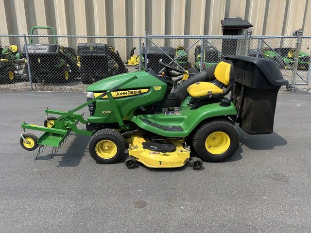 2011 John Deere X320 Tracteur à pelouse