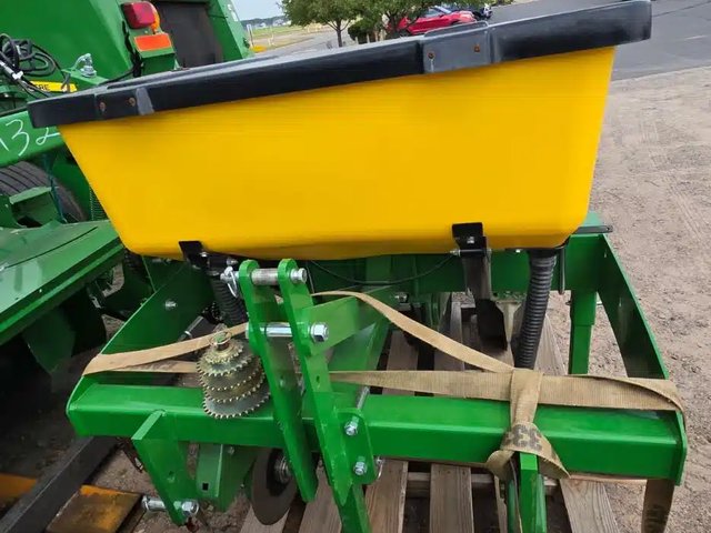 John Deere TWO ROW CORN PLANTER- 3PT Planteur