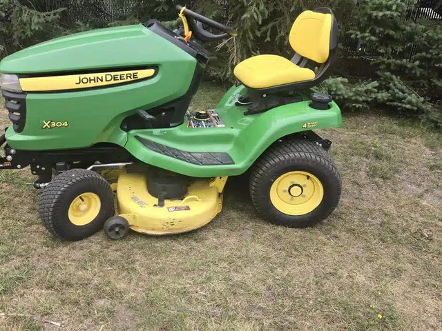2013 John Deere X304 Tracteur à pelouse