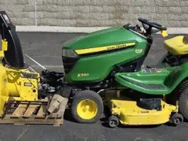 2020 John Deere X380 Tracteur à pelouse