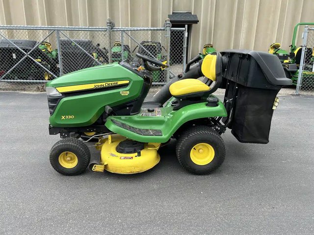 2020 John Deere X330 Tracteur à pelouse