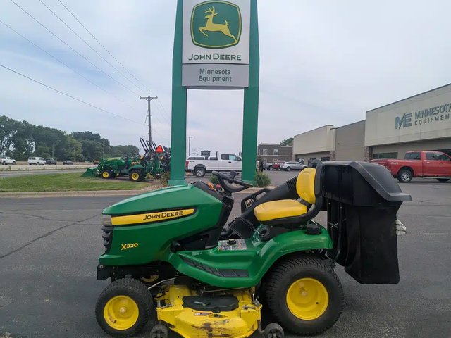 2010 John Deere X320 Tracteur à pelouse