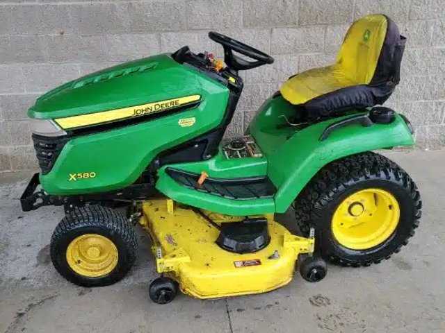 2016 John Deere X580 Tracteur à pelouse
