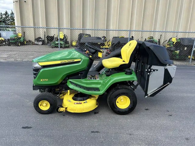 2022 John Deere X370 Tracteur à pelouse
