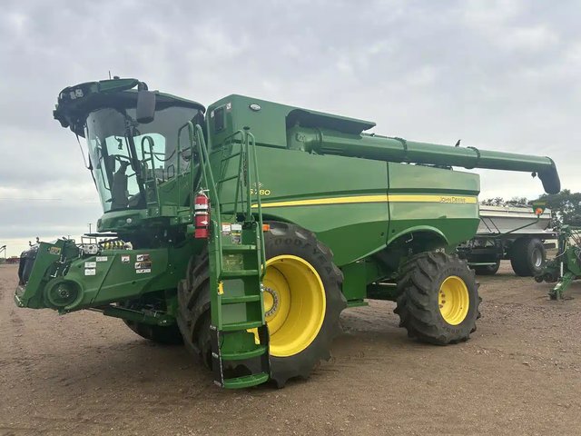 2023 John Deere S780 Batteuse