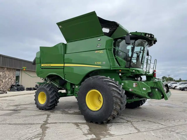 2022 John Deere S790 Batteuse