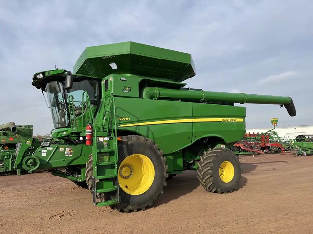 2022 John Deere S780 Batteuse