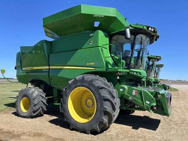 2022 John Deere S790 Batteuse