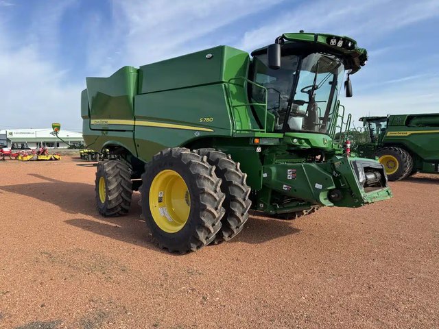 2023 John Deere S780 Batteuse