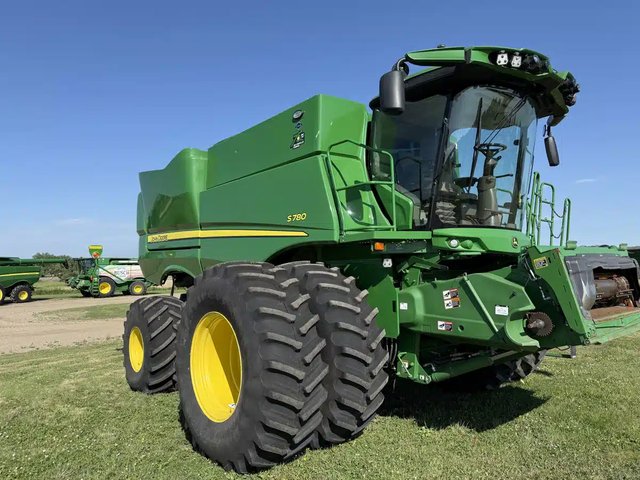 2022 John Deere S780 Batteuse