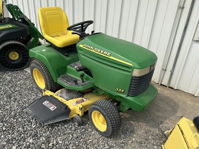 2001 John Deere 325 Tracteur à pelouse