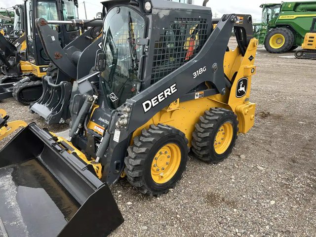 2024 John Deere 318G chargeuse à direction à glissement