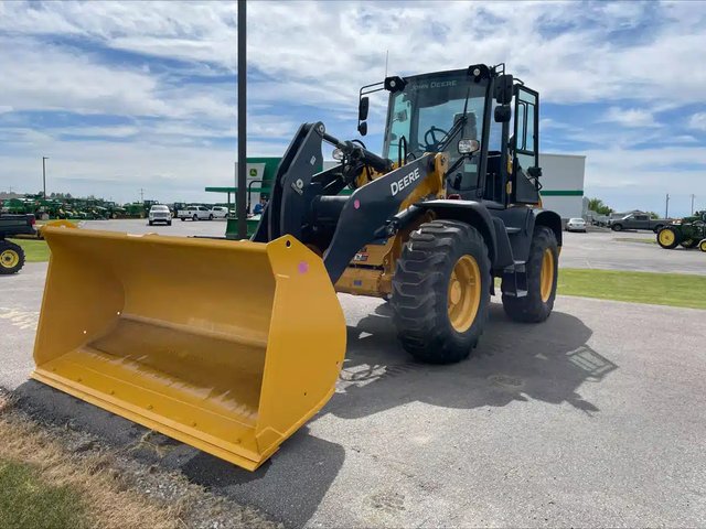 2026 John Deere 344P Tracteur avec chargeur