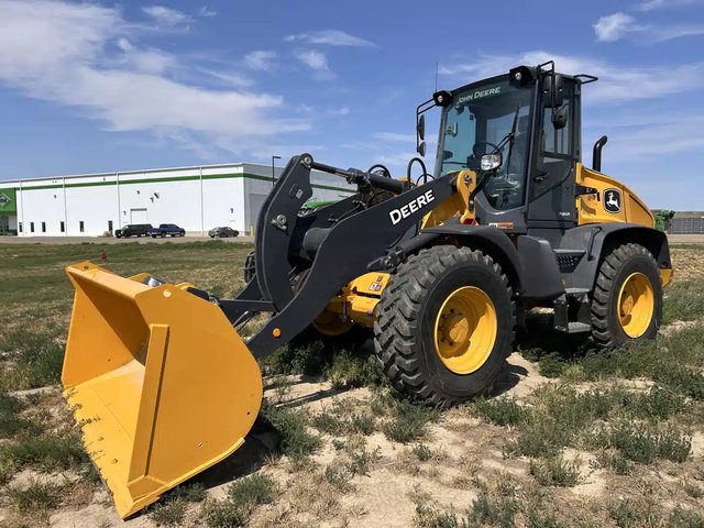 2026 John Deere 344P Tracteur avec chargeur