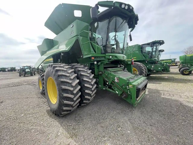2022 John Deere S780 Batteuse